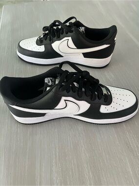 Nike Air force One Black and White Low-Top Sneakers